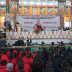 Il Dalai Lama di fronte a migliaia di studenti indiani
