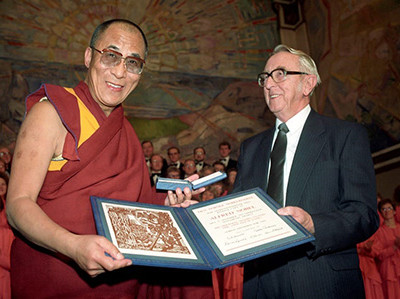 dalai lama-nobel-premio nobel-nobel per la pace-comunità tibetana-aref international onlus-marilia bellaterra
