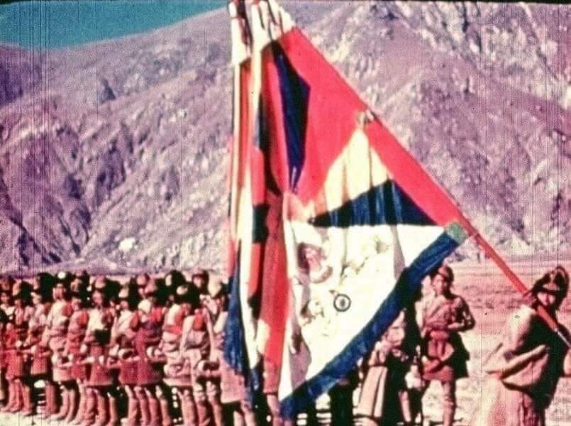 La bandiera tibetana sventolata dall'esercito
