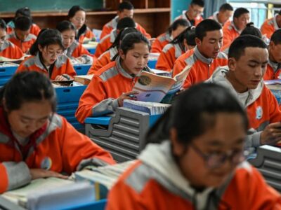 Cina vieta lingua tibetana nelle scuole